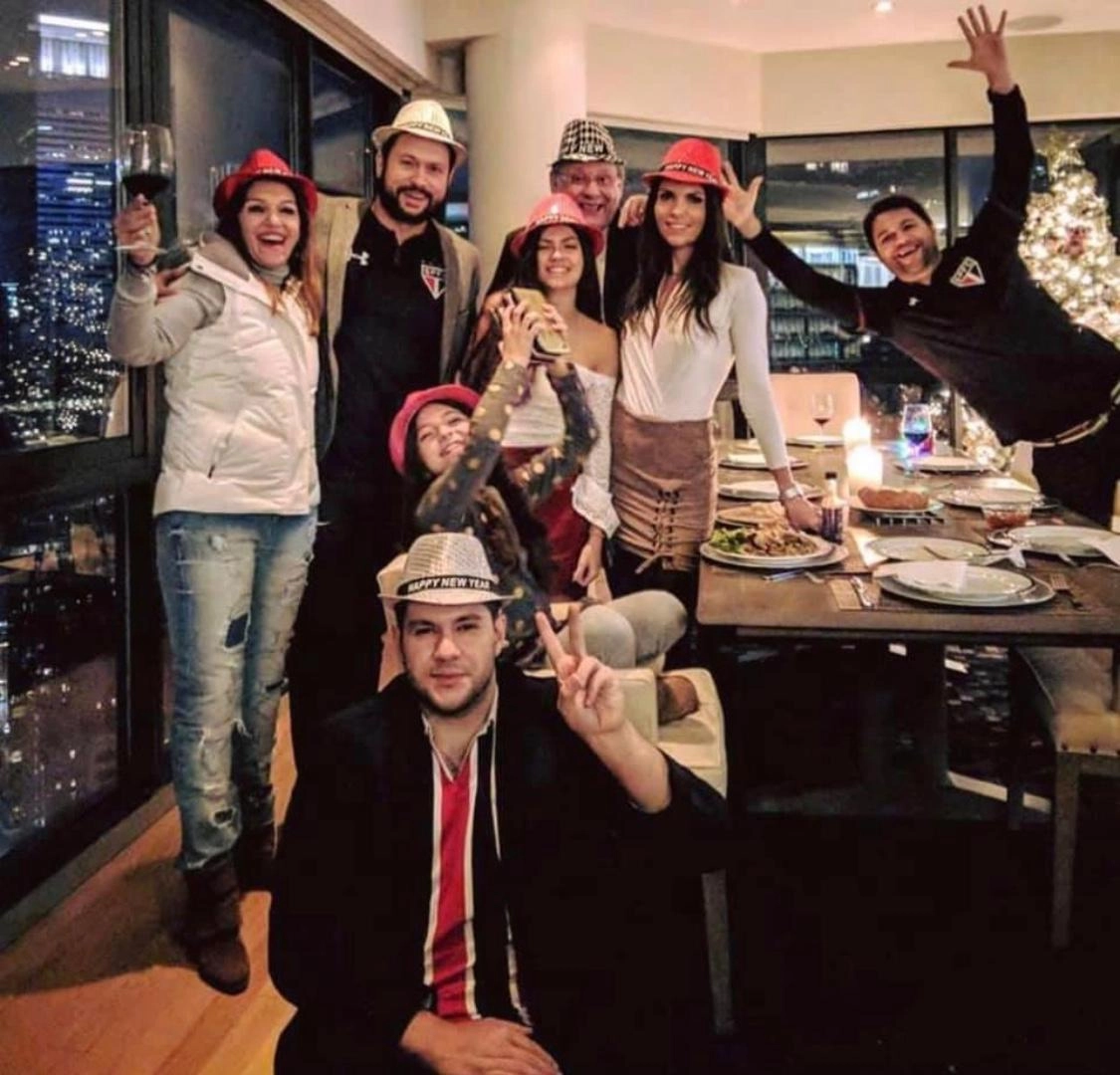 Passagem de 2017 para 2018 em Nova York. Atrás, Lenice, Fábio, Giulia, Milton, Roberta e Rafael. Sentada está Mabê. À frente, Netto Neves. Foto :arquivo pessoal de Roberta Peporine