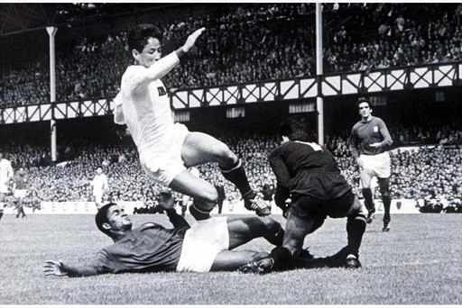 Em 23 de julho de 1966, Pak Doo-Ik, de camisa branca, divide a bola com Eusébio e o goleiro de Portugal durante a Copa de 1966, na Inglaterra. Portugal venceu a Coreia do Norte por 5 a 3 e seguiu no Mundial. Foto: Divulgação