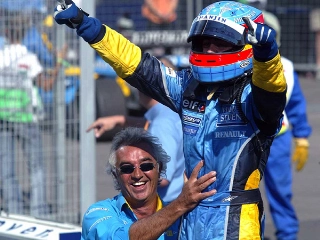 O espanhol, saudado pelo então chefe, o italiano Flavio Briatore. Foto: Divulgação