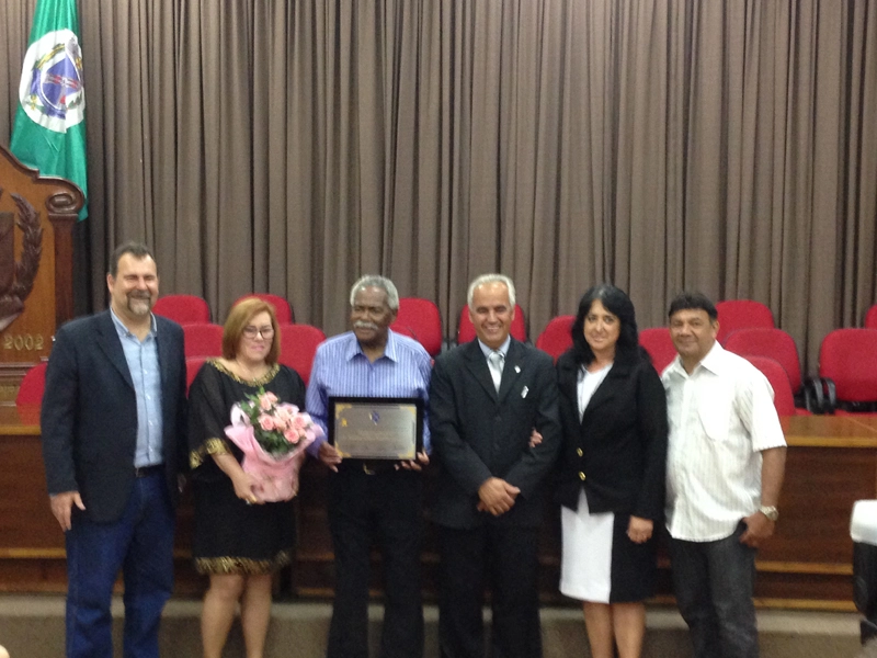 Da esquerda para a direita, João Francisco Rodrigues de Godoy (secretário municipal de Esportes) é o primeiro, Coutinho (homenageado em 9 de setembro de 2016, na cidade de Piracicaba-SP) é o terceiro e o vereador Carlos Alberto Cavalcante é o quarto. Foto: Arquivo pessoal Edvaldo Tietz