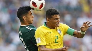 Paulinho e Thiago Silva deixam jogo reclamando de dores, mas não preocupam