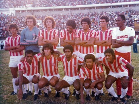 Náutico em 1984. Em pé estão Lourival, Solito, Douglas, Luciano Veloso, Isidoro e Carlinhos; agachados estão Dada Maravilha, Paulinho, Brás, Evaristo e Jadir

