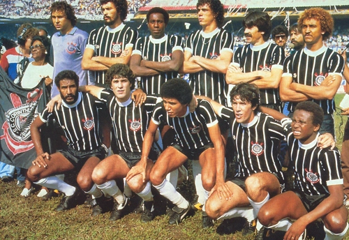Corinthians campeão paulista de 1982. Em pé: Elisa (torcedora símbolo do Timão), Solito, Sócrates, Ataliba, Casagrande, Zenon e Biro-Biro. Agachados: Mauro, Daniel González, Alfinete, Paulinho e Wladimir