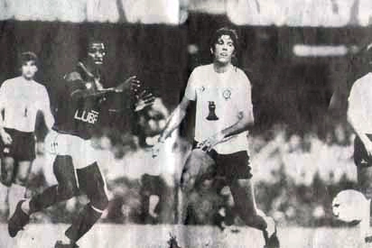 O flamenguista Adílio e o corintiano Paulinho durante partida disputada em 1984. O Corinthians, que havia perdido a primeira partida por 2 a 0,  venceu a segunda por 4 a 1, no Morumbi. Paulinho, contra, fez a favor do Fla, que foi eliminado do Brasileirão. O Timão disputou a semifinal com o Fluminense, de Assis e Washington, e perdeu