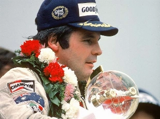 Alan Jones, completando 79 anos, precisou superar um forte companheiro de equipe para ser campeão da F1