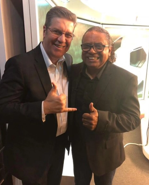 O jornalista Felipe Vieira ao lado de Jair, grande ídolo da história do Sport Club Internacional. Foto: arquivo pessoal de Felipe Vieira