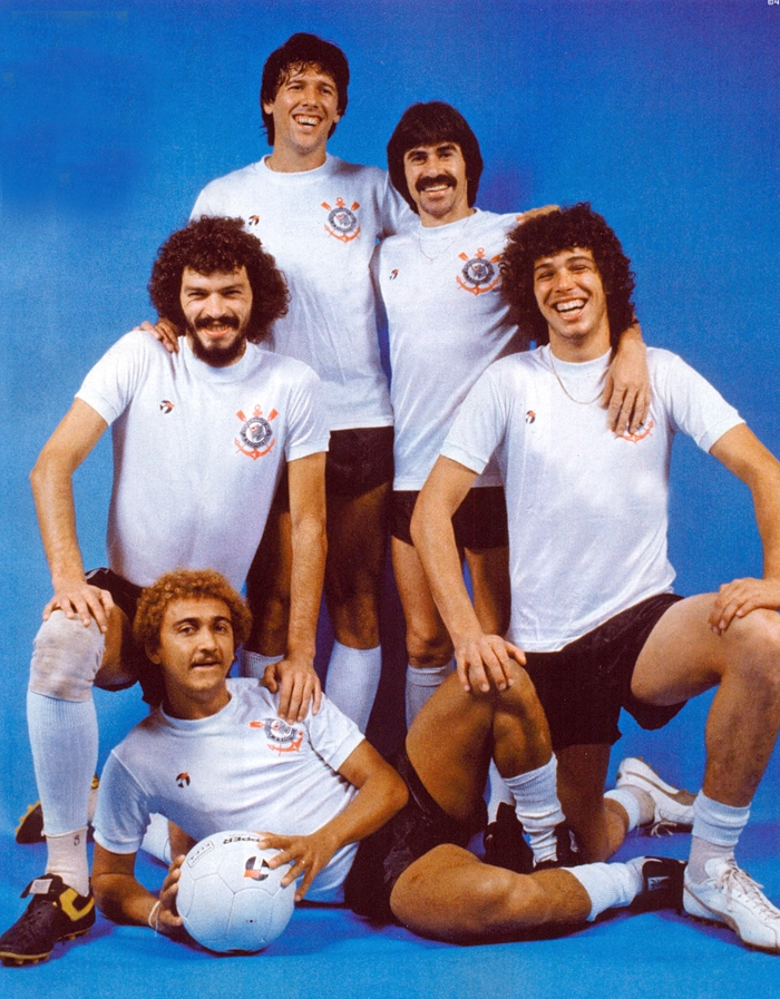 Paulinho e Zenon aparecem em pé, Sócrates e Casagrande agachados, e Biro-Biro deitado. Foto: Placar