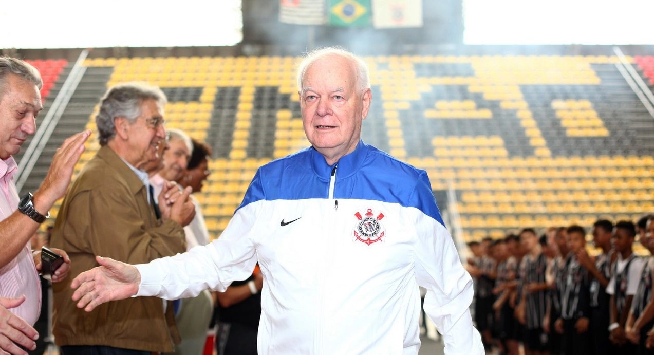 Em 2017, sendo homenageado pelo Corinthians. Foto: UOL