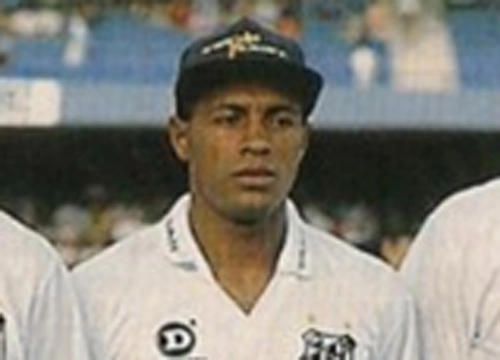 Dinho   - Ex-lateral do Cruzeiro e Santos