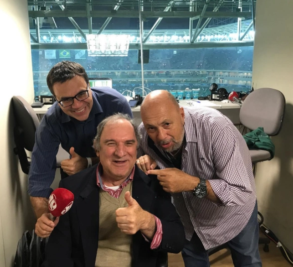 Trio reunido na cabine da Rádio Jovem Pan no Allianz Parque em 12 de julho de 2017, antes de Palmeiras 0 x 2 Corinthians. Mauro Beting, Nilson Cesar e Osmar Santos. Foto: Instagram de Nilson Cesar