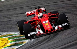 Olhos no retrovisor: Vettel, há oito anos anos, ganhava o GP do Brasil pela terceira vez