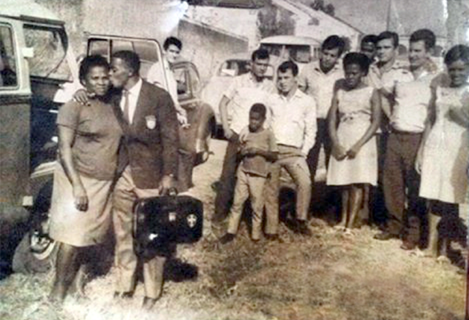 Foto rara de Paraná se despedindo de sua família para embarcar para a Copa de 1966. Ela nos foi enviada por Rivail de Oliveira 