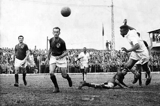 Achados & Perdidos: Uma seleção de gols raros de Pelé, contra Juventus, Palmeiras e Briosa