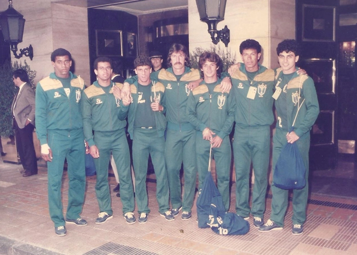 Em pé, da esquerda para a direita, o terceiro é Paulinho Carioca, o quarto é Rafael Cammarota e o quinto Marlon. 