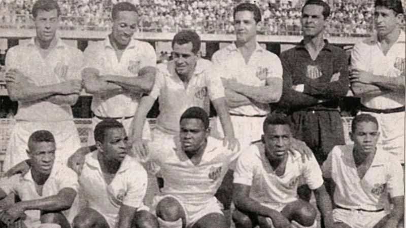 Santos no dia 23 de agosto de 1965, na vitória de 4 a 0 sobre a Portuguesa, na Vila Belmiro. Em pé: Carlos Alberto, Geraldino, Zito, Orlando, Gylmar e Mauro. Agachados: Dorval, Lima, Coutinho, Pelé e Abel. A foto é da Revista Placar.