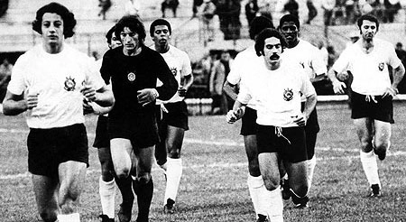 Veja o time do Corinthians entrando no gramado do Pacaembu. Da esquerda para a direita: Luís Carlos Gálter, Sídnei, Mirandinha, Rivellino, Zé Maria e Baldochi. 