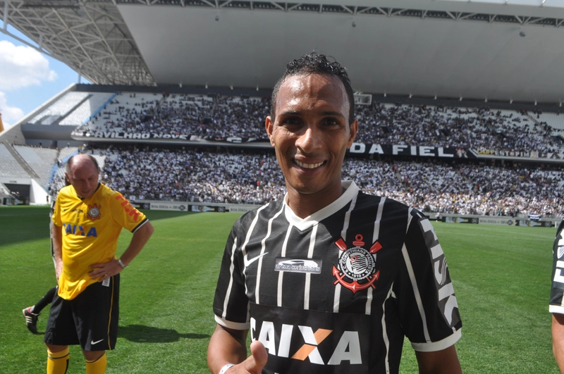 Liedson em 10 de maio de 2014, na Arena Corinthians, em Itaquera. À esquerda, Alcindo. Foto: Marcos Júnior Micheletti/Portal TT