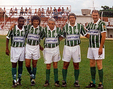 Da esquerda para a direita, no dia 8 de dezembro de 1998: Pires, Rosemiro, Zé Carlos, Eurico e Baldocchi. Mesmo após pendurarem as chuteiras, o futebol continuou sendo uma grande paixão!
