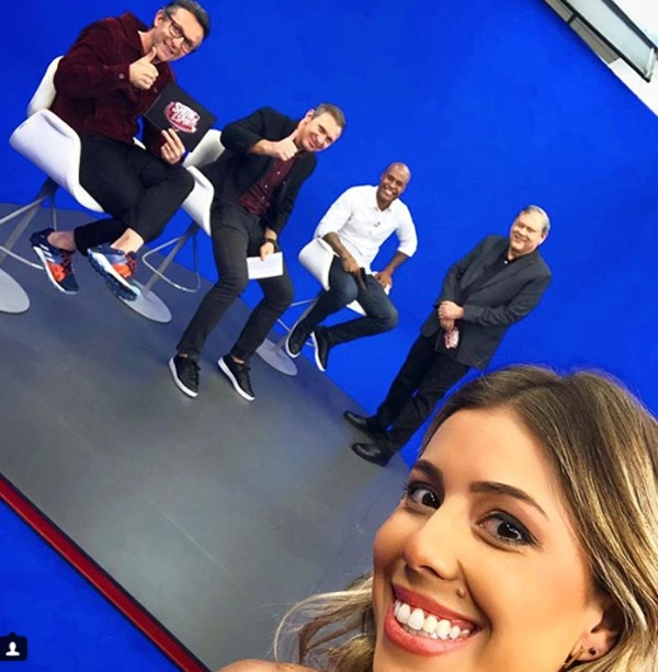 Em 1º de julho de 2018, Yara Fantoni fez esta selfie em intervalo do `Show do Esporte´da Band, com apresentação de Milton Neves. Ao fundo: Neto, Velloso, Marcos Assunção e Milton Neves. Foto: arquivo pessoal de Yara Fantoni