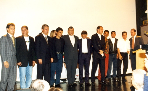 Em 1995, no Valle Sports Bar, na Vila Olímpia, em São Paulo (SP), jogadores recebem o troféu 