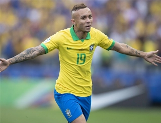 Uma grande sacanagem que o treinador da Seleção Brasileira faz com o jogador do Grêmio. Foto: Lucas Figueiredo/CBF