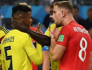 Henderson e Barrios, um dos desentendimentos do jogo Inglaterra x Colômbia. Foto: AFP PHOTO/YURI CORTEZ/Via UOL