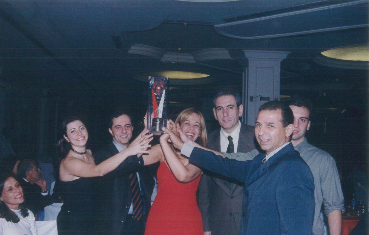 Helô Capanholo de vestido vermelho, ao seu lado direito o diretor de TV Edu Zebini e o ex-árbitro Oscar Roberto Godoi