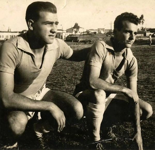 Mário Travaglini e Rubens Minelli no início da década de 1950, então na várzea paulistana. Foto: arquivo pessoal de Rubens Minelli