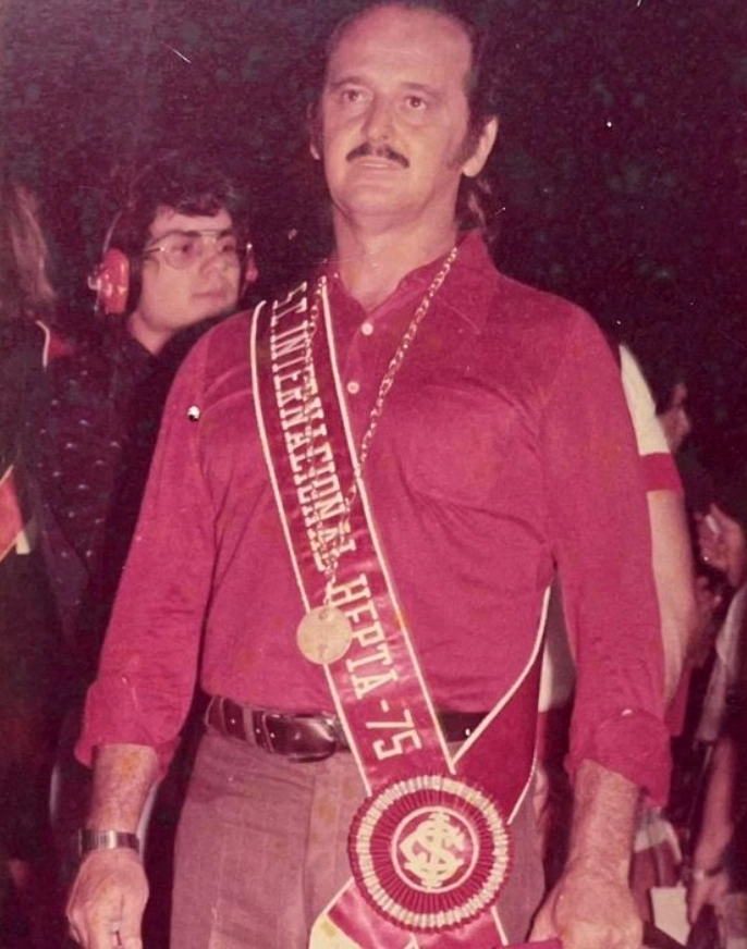 Com a faixa e a medalha pelo heptacampeonato gaúcho, conquistado pelo Sport Club Internacional em 1975. Foto: arquivo pessoal de Rubens Minelli