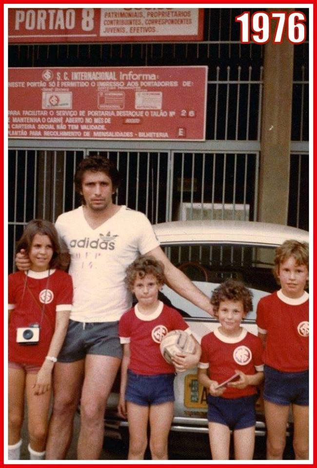 Marinho Peres com pequenos colorados em 1976, em frente ao portão 8 do Beira-Rio. Será que a Brasília branca era dele? Foto: História do Sport Club Internacional