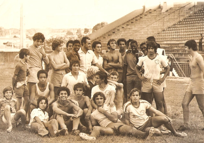 Treino do Guarani em 1972, no Brinco de Ouro da Princesa. Em pé, o primeiro da esquerda para a direita é o goleiro João Marcos. O oitavo é Joãozinho, que também atuou pelo Santos. Em seguida está Washington. Na sequência, com as mãos na cintura, Darcy. O primeiro agachado (de camisa regata) é Mauro Campos, o Mauro Cabeção. Em seguida, à frente, está Ednaldo (com os braços sobre os joelhos). Foto enviada por Roberto Diogo