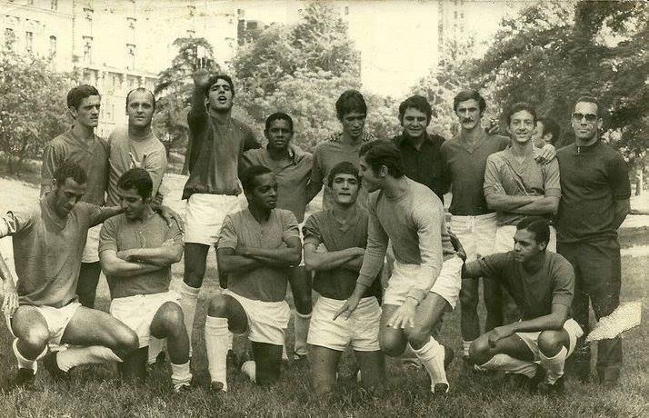 Em p&eacute;, da esquerda para a direita: Picol&eacute;, Edevar, Pitico, Abel, Mar&ccedil;al, Marcos Fonseca, Orlando Lel&eacute;, Douglas Franklin e Beraldo. Agachados: Ramos Delgado, Turc&atilde;o, Lima, L&eacute;o Oliveira, Joel Mendes e Djalma Duarte. Foto: ASSOPHIS (Associa&ccedil;&atilde;o dos Pesquisadores e Historiadores do Santos FC)