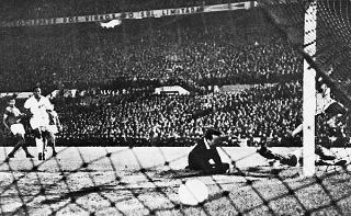 Equipe comandada por Pelé massacrou o Benfica em Lisboa, por 5 a 2. Foto: Divulgação