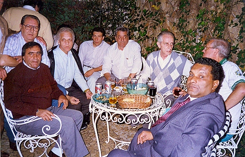 Reunião de ilustres palmeirenses, em 1996: Joelmir Beting, com a camisa branca do Verdão, está 