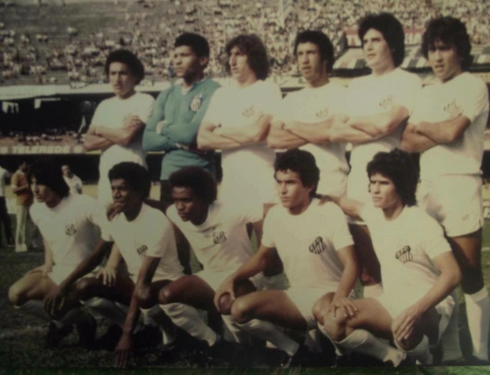 Em p&eacute;: Ernani, (goleiro?), Fernando Narigudo, Gilberto, Cassi&aacute; e Nelsinho Baptista. Agachado: Nilton Batata, Feij&atilde;o, Juary, Toninho Vieira e Jo&atilde;o Paulo.