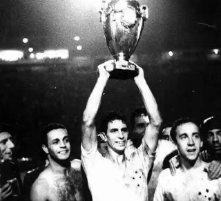 Wilson Piazza, capitão do time mineiro, ergue o troféu em pleno Pacaembu. À direita, Tostão. Foto: Revista O Cruzeiro