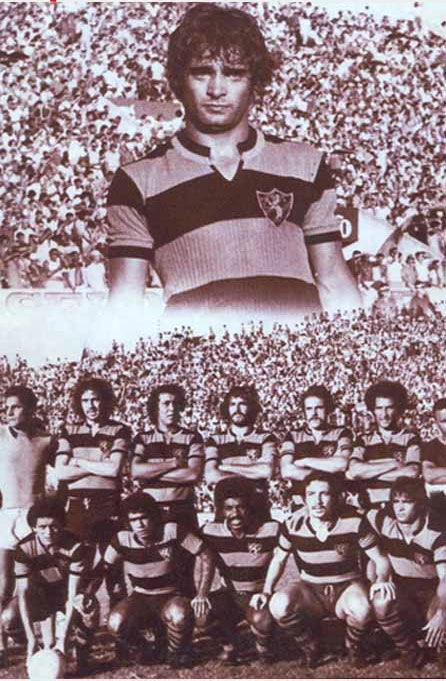 Em cima, aparece Darcy. Em baixo, o Sport de 77. Em pé: Gilberto, Samuel, Nelsinho, Marcos, Tovar e Cardoso. Agachados: Hamilton Rocha, Édson, Mauro, Beijoca e Darcy