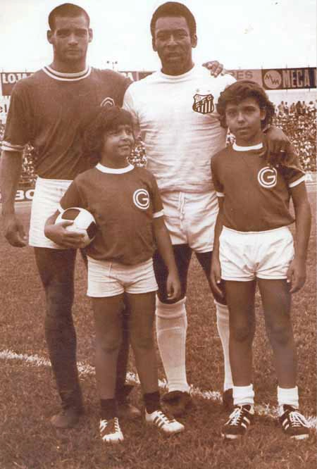 Darcy ao lado do Rei Pelé antes de um Santos e Guarani. Que sorte tiveram esses mascotes hein?