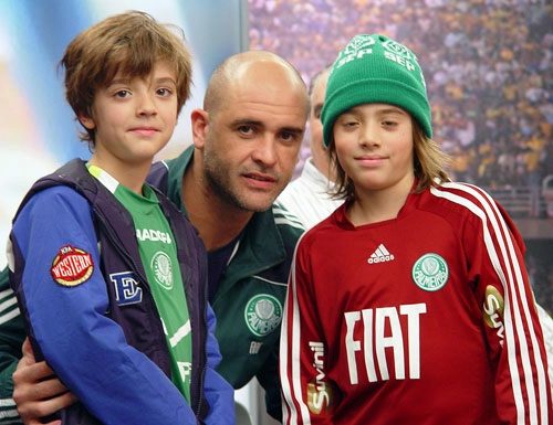 Os netos de Joelmir e filhos de Mauro Beting, Luca e Gabriel ao lado do ídolo maior do Palmeiras, o goleiro Marcos.
<i>Crédito foto: Sérgio Quintella/Site Terceiro Tempo<i/>
