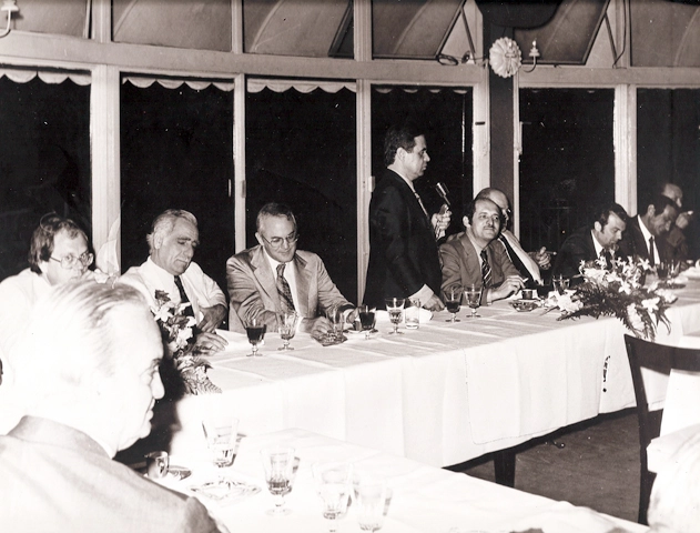 Festa do 1º Congresso Nacional de Jornalistas Esportivos em 1974. Ricardo Serran (de perfil), Joelmir Beting, Wadih Helou, Mauro Pinheiro (em pé) é o quinto e Álvaro Paes Leme (parcialmente encoberto) com charuto na mão é sétimo