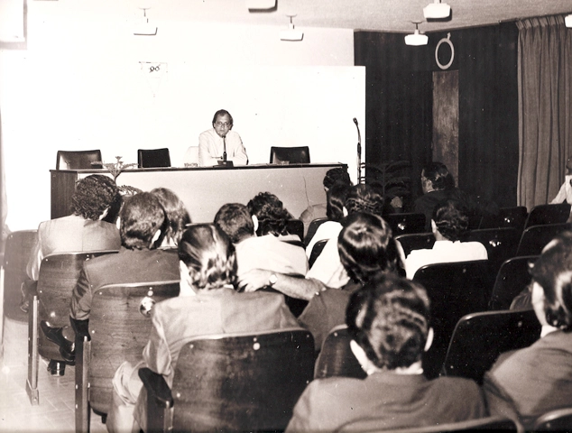 Festa do 1º Congresso Nacional de Jornalistas Esportivos em 1974. Joelmir Beting está ao centro da bancada falando no microfone