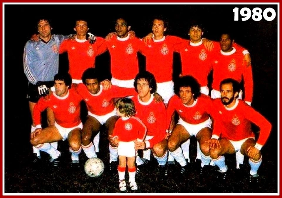 Equipe do Inter que entrou em campo para disputar a final da Libertadores de 1980, em 06 de agosto, e perdeu para o Nacional, em Montevidéu, por 1 a 0. Em pé, da esquerda para a direita: Gasperin, Toninho, Mauro Pastor, Falcão, Mauro Galvão e Cláudio Mineiro. Agachados: Chico Spina, Jair, Adilson, Batista e Mário Sérgio. Foto: História do Sport Club Internacional