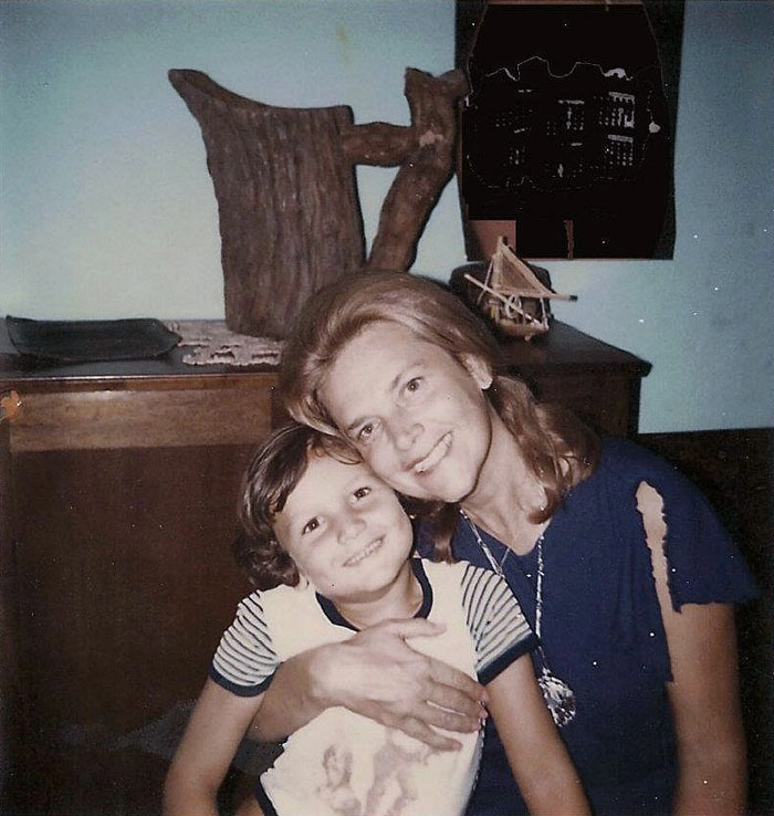 A foto é da década de 70 tirada por uma polaroid. A D. Juracilde (é irmão de Joelmir Beting) está ao lado do seu filho Sebastião Cleber, que é primo em 1º grau do Mauro Beting. Foto enviada por Roberto Ribaldo