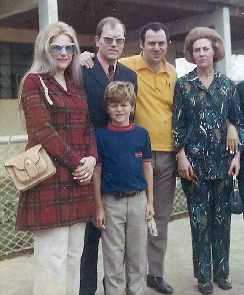 Da esquerda para a direita, dona Juracilde Beting Fabbri, Joelmir Beting, o cunhado Milton Fabbri e sua irmã Yara Fabbri. O garoto à frente, Vlamir Fabbri, é sobrinho de Joelmir Beting e primo de Mauro Beting. Foto enviada por Roberto Ribaldo