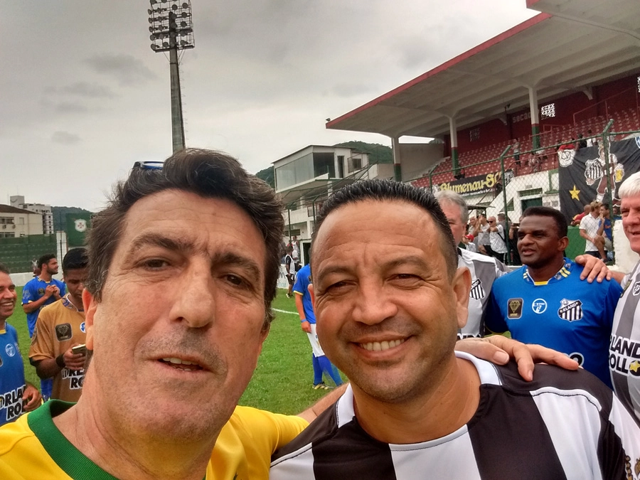 Carlos Alberto Spina e Paulinho Kobayashi, com Capitão ao fundo, no amistoso dos veteranos do Santos no Estádio Ulrico Mursa, dia 18 de fevereiro de 2018