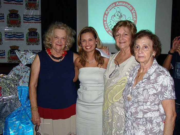 Da esquerda para a direita, a irmã de Joelmir Beting e tia de Mauro Beting, dona Juracilde é a primeira e ao seu lado está a esposa do prefeito Maurício Rasi, de Porto Ferreira. Foto enviada por Roberto Ribaldo