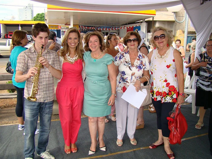 Da esquerda para a direita, a tia de Mauro Beting Dona Juracilde Beting é a última segurando uma linda bolsa vermelha. Foto enviada por Roberto Ribaldo