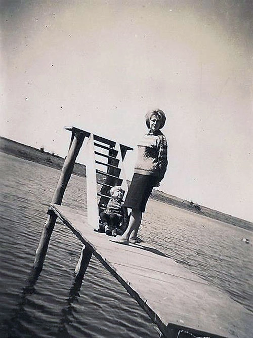 A tia de Mauro Beting, Dona Juracilde Beting no lago do Clube de Campo com seu filho Vlamir. Foto enviada por Roberto Ribaldo