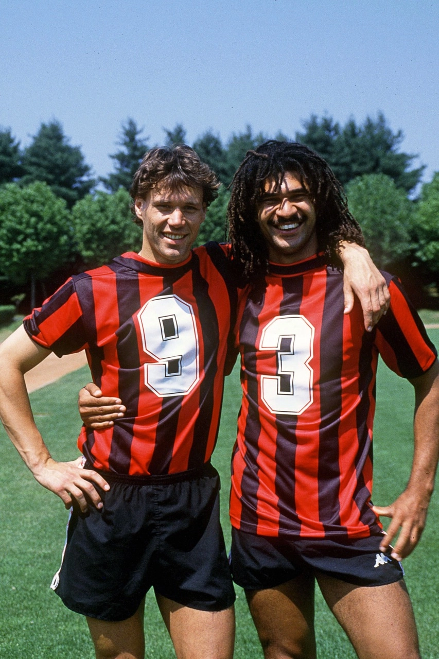 Van Basten e Gullit, comemorando um, dos inúmeros títulos do Milan. Foto: Reprodução