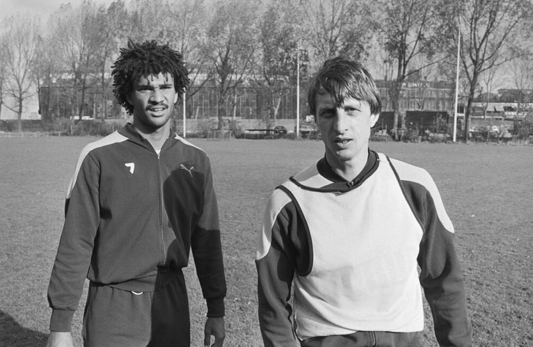 Gullit e Cruyff, em um treino do Feynoord, em 1983. Foto: Reprodução